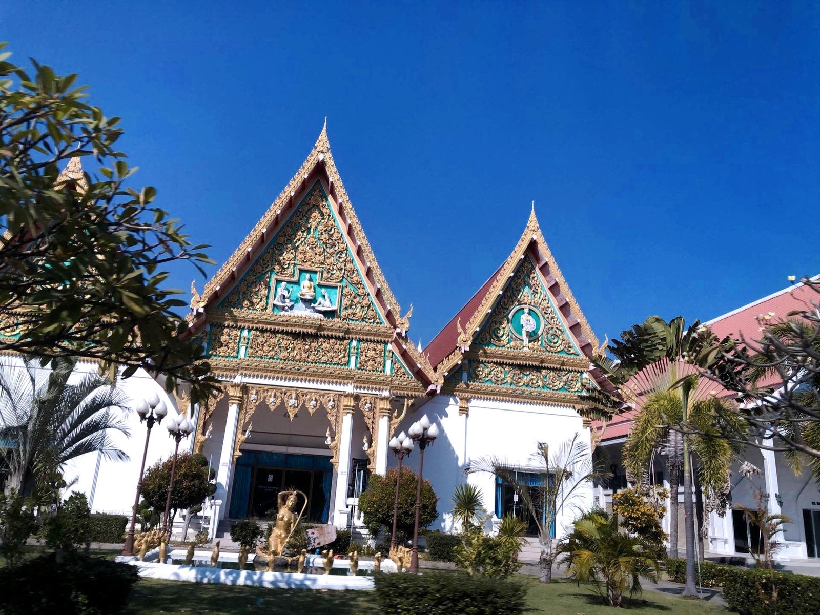 (Wat Khao Kaew Kangwon),วัดวังไกลกังวล,วัด